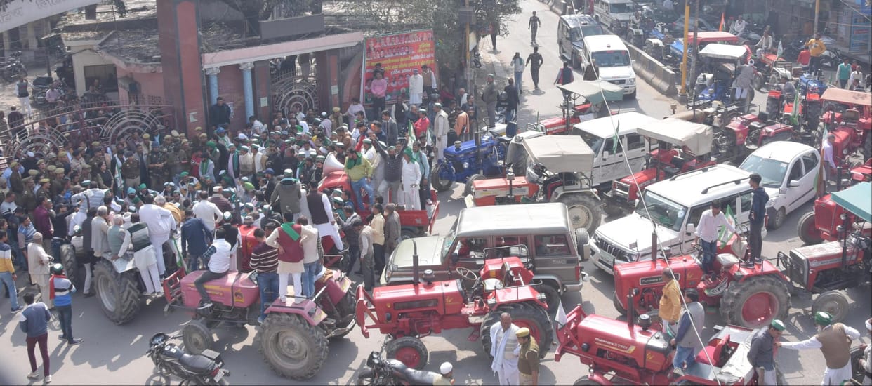 Tractor march taken out from Hasanpur Chowk to Collectorate