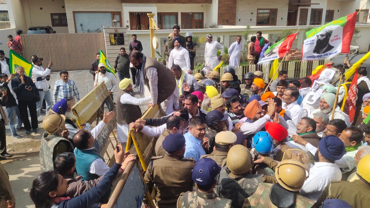 Farmers protest outside MP residence, effigy burnt