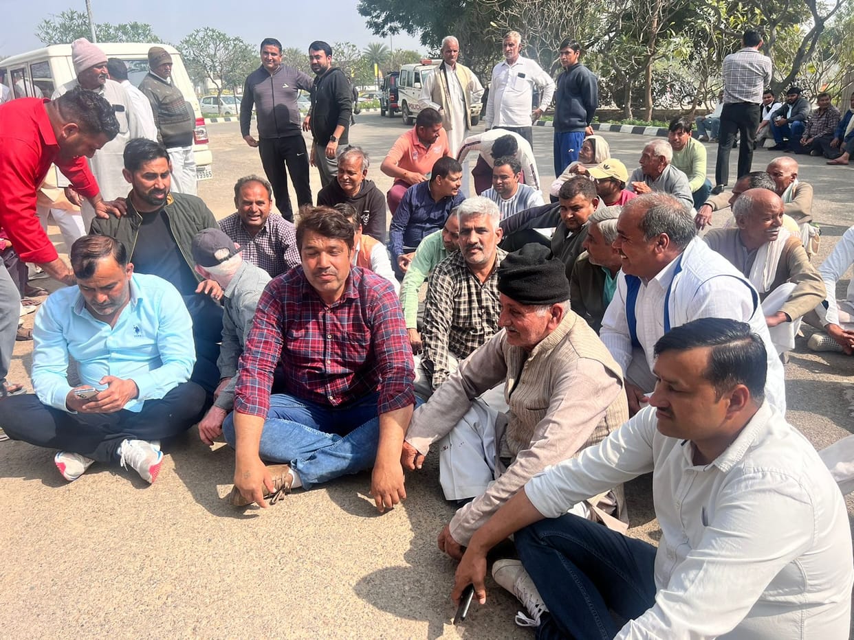 Farmers protest at Wavecity office, demand to be given developed plot