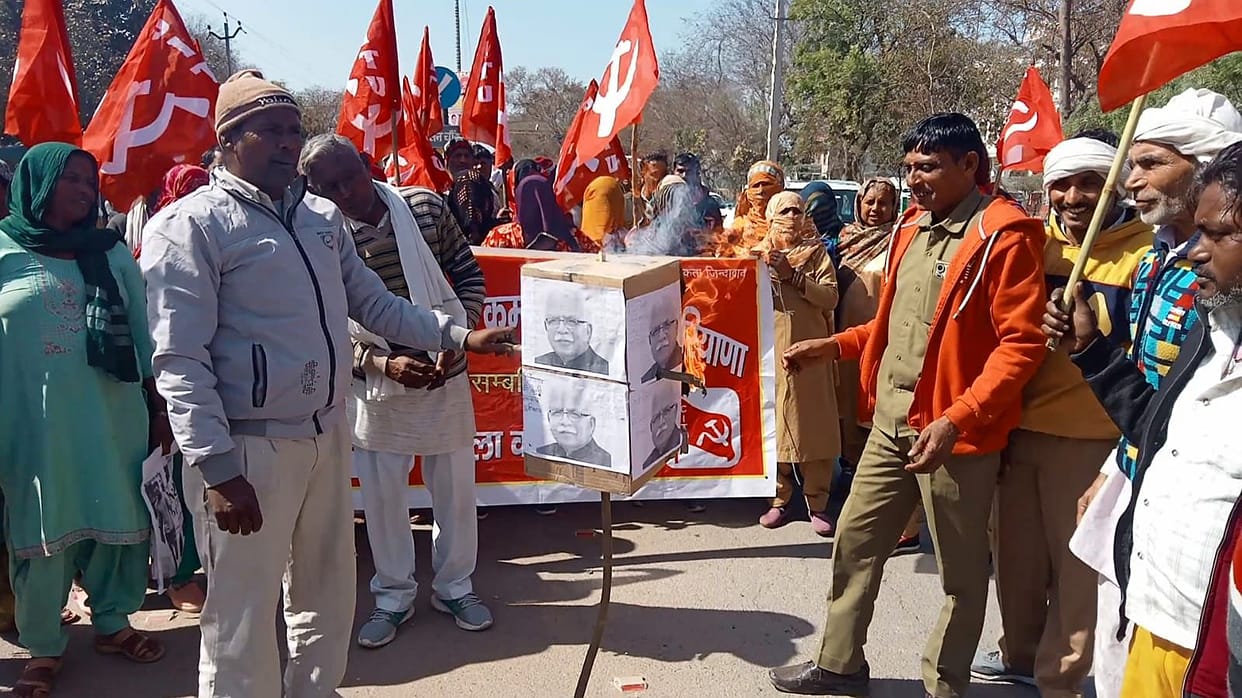 Rural sanitation workers burnt the effigy of the government