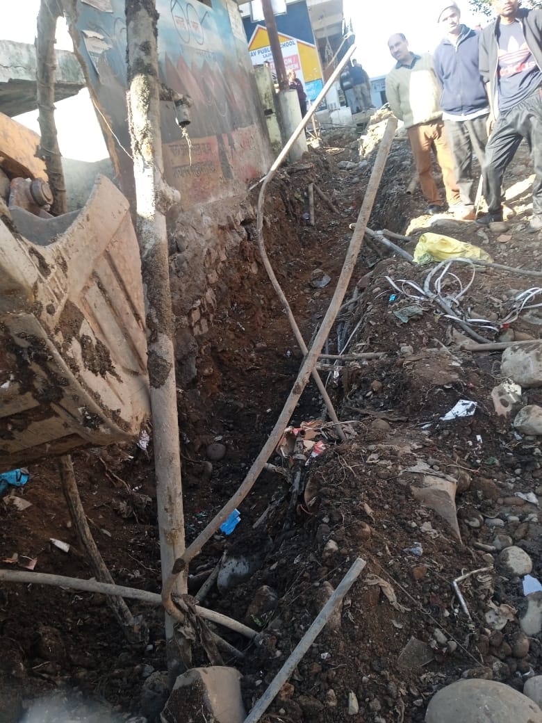 Controversy over construction of drains in Bharedi market, shopkeepers stopped work