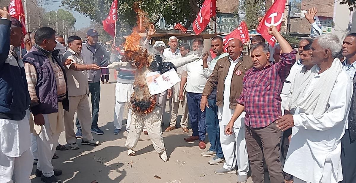 Government's effigy burnt in Bhattukalan, farmers celebrated black day in Jakhal