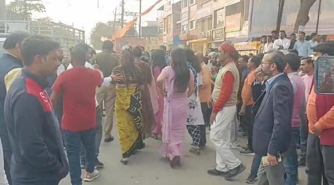 Eunuchs clash with each other, jam at back intersection