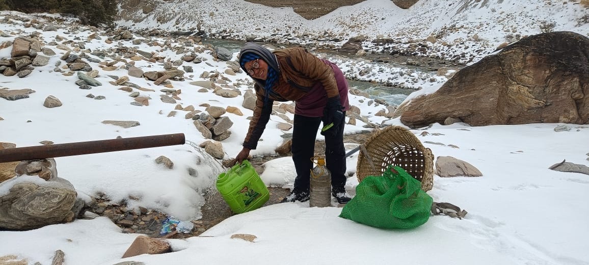 Marginal people are supplying drinking water by melting snow