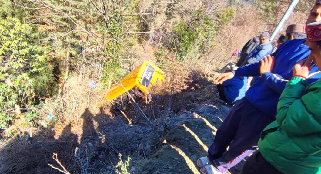 Private school bus falls in Ghiyagi, five children injured, two referred to Kullu