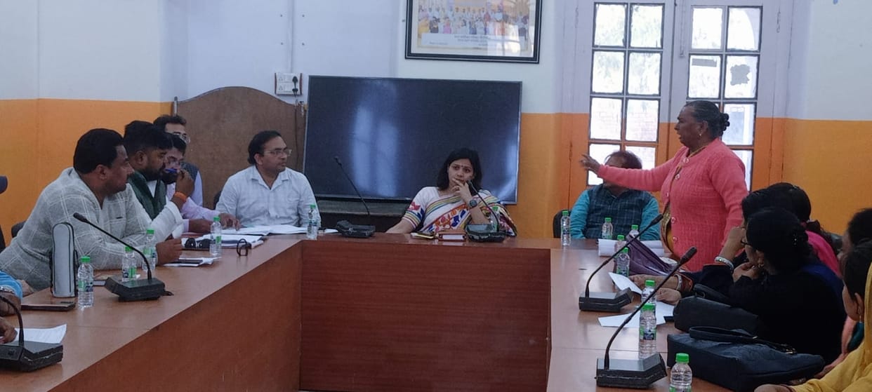 When the councilor threw the lunch packet, the Municipal President left the meeting, later the EO also slipped away.