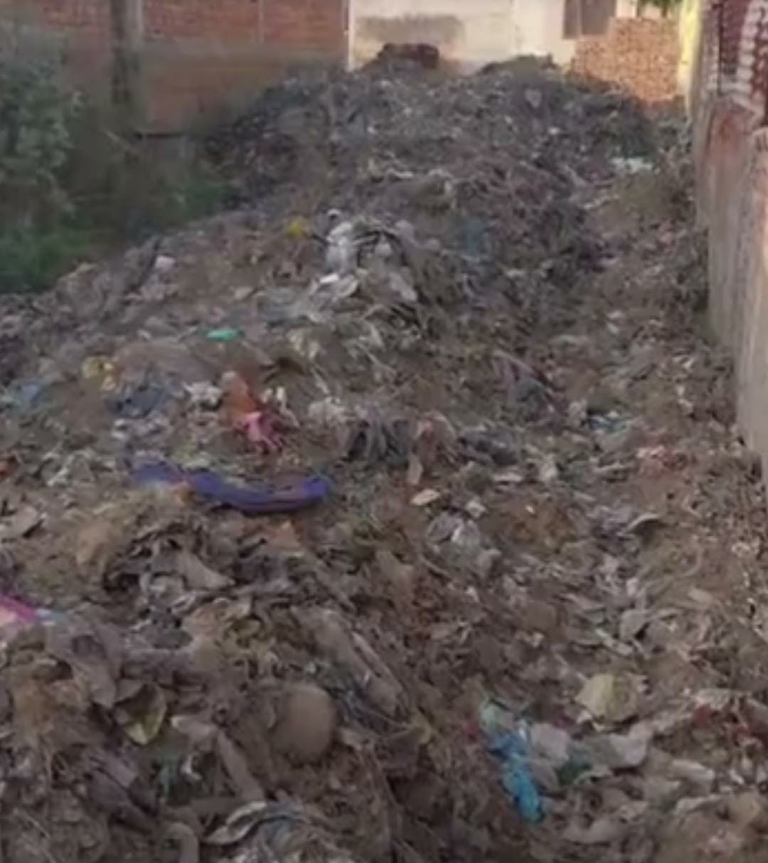The contractor closed the road by dumping the garbage from the excavation of the basement.