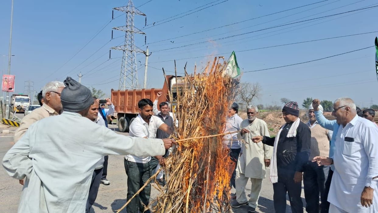 BKU blocked Bhiwani-Dadri road, raised slogans by burning government effigy