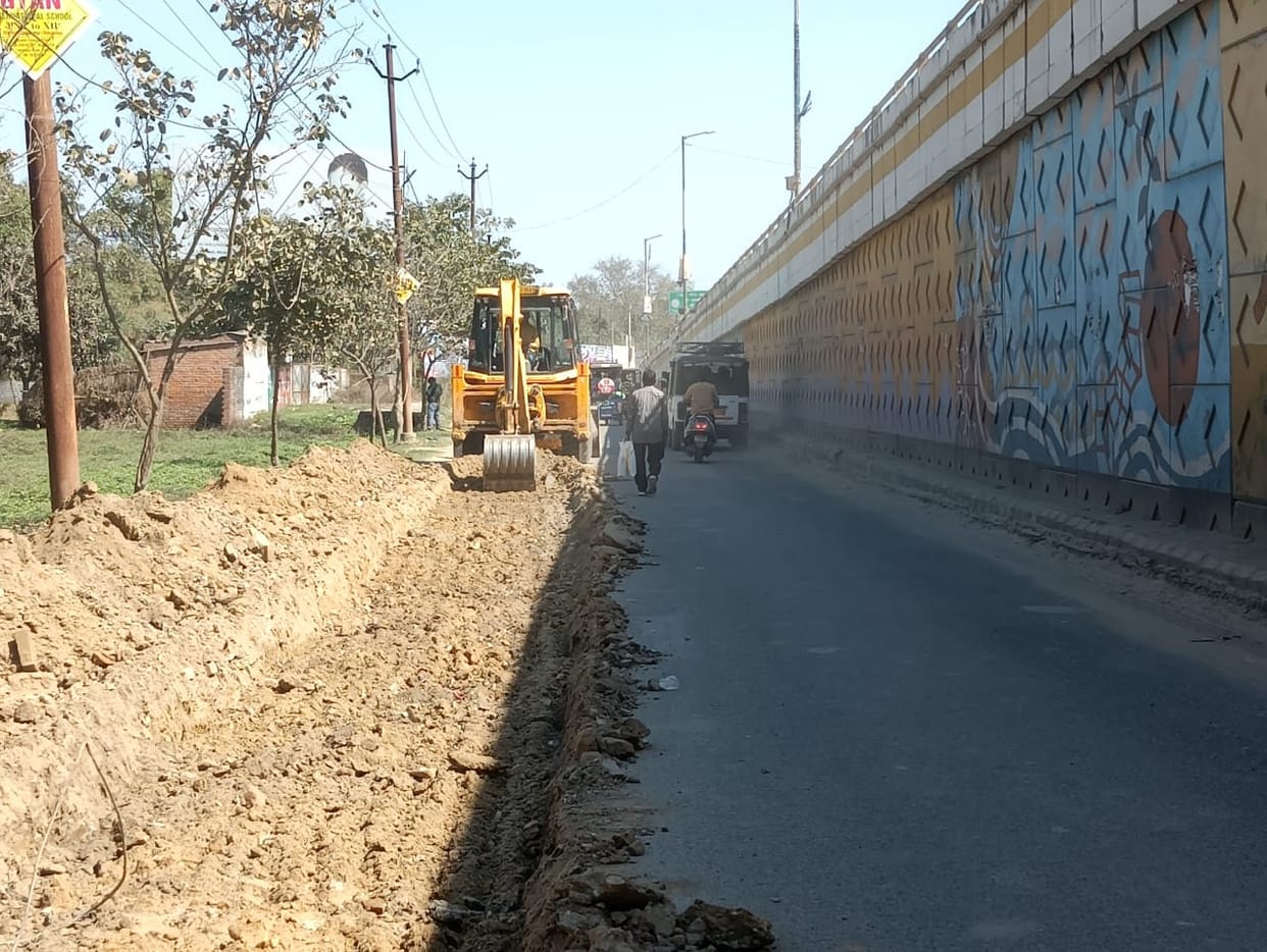 Work on service road of overbridge started, now there will be relief from potholes