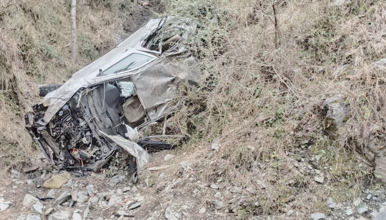 Car fell into deep ditch on Chamba-Jot road, two youths from Pathankot died
