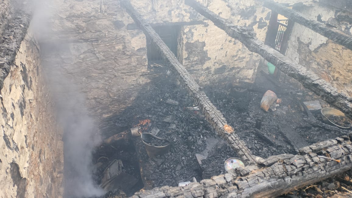 House caught fire due to cylinder explosion, family saved their lives by running away