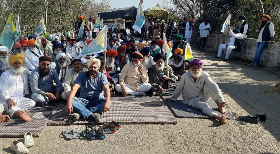 Farmers raised slogans by tying black strips on Dastar