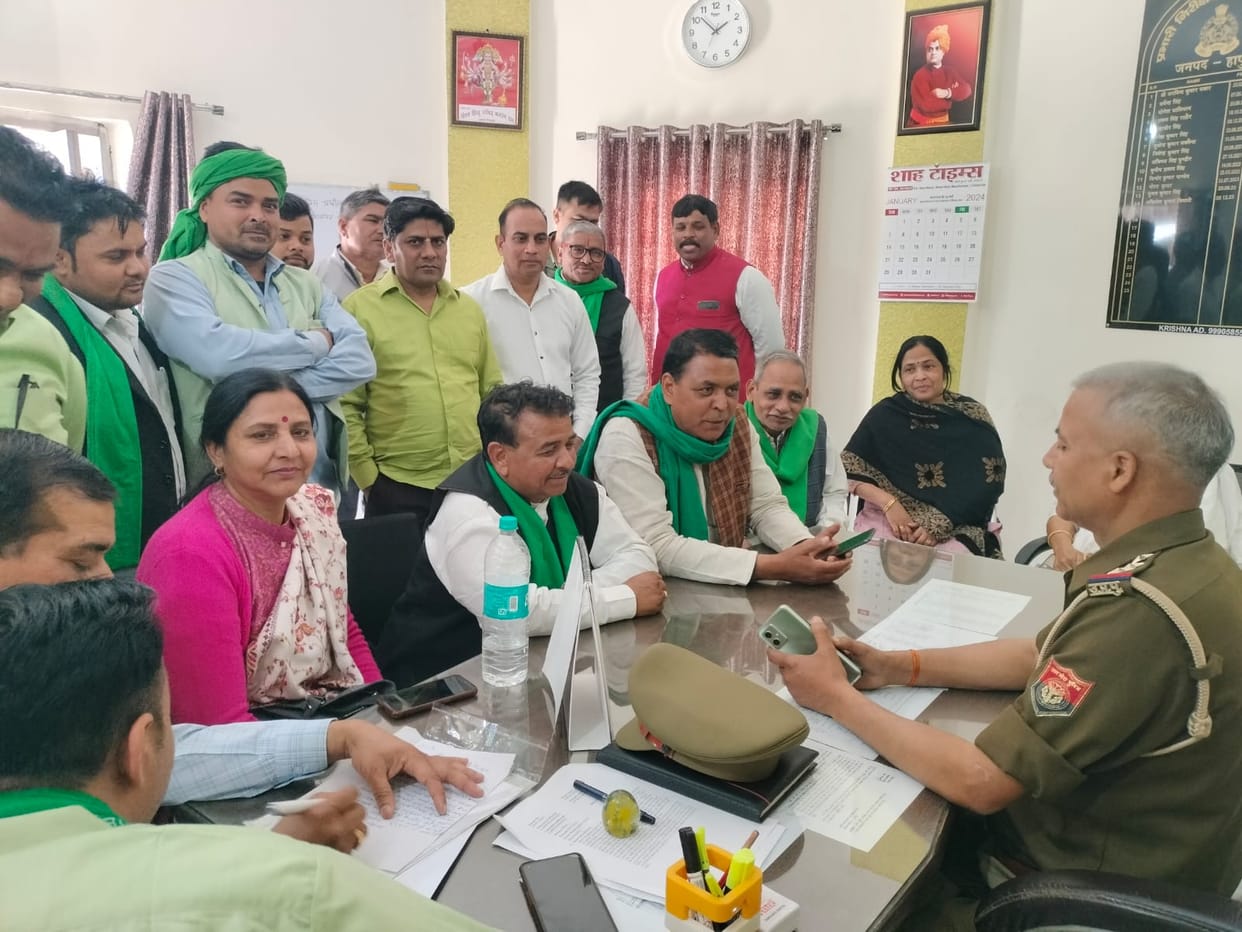Activists of BKU (Bhanu) group surrounded the Kotwal.
