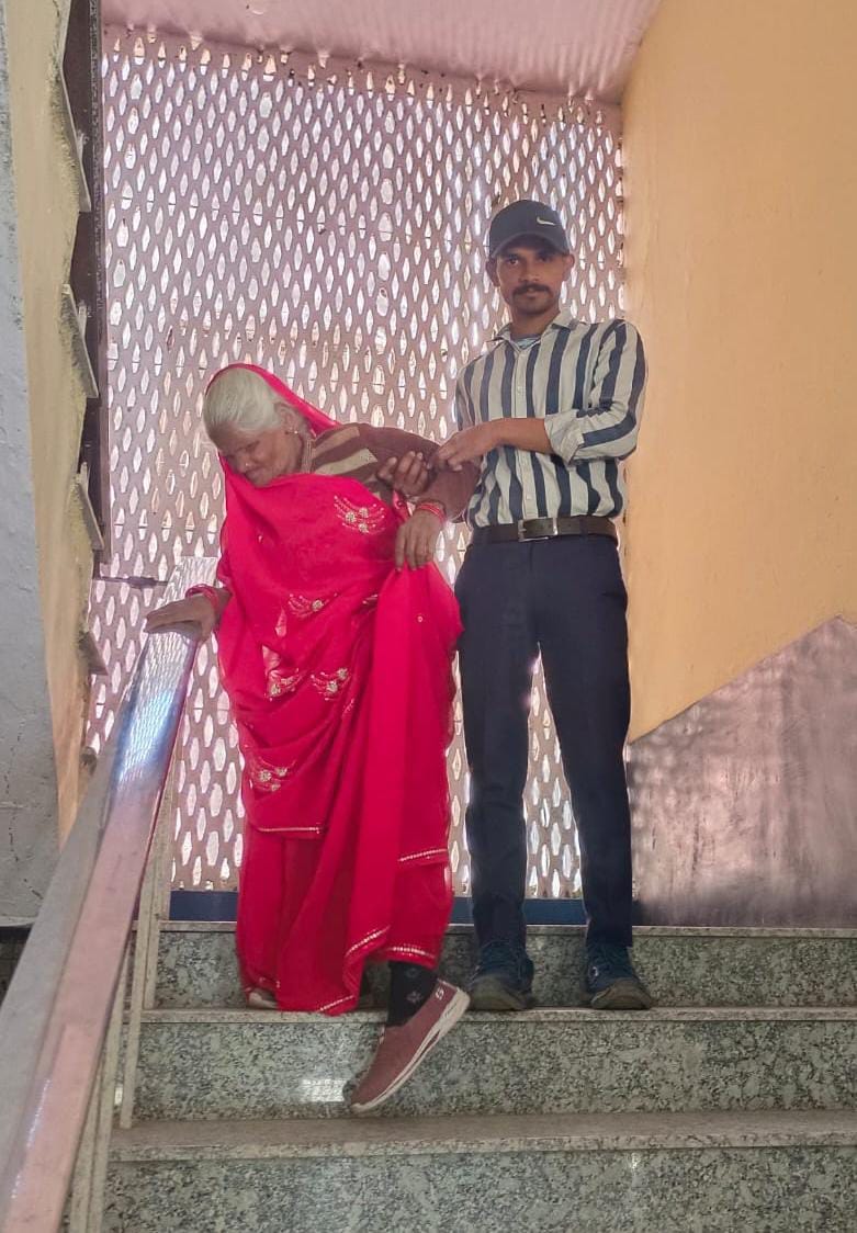 Doctor's room on the second floor... Disabled and elderly people are reaching by climbing stairs.