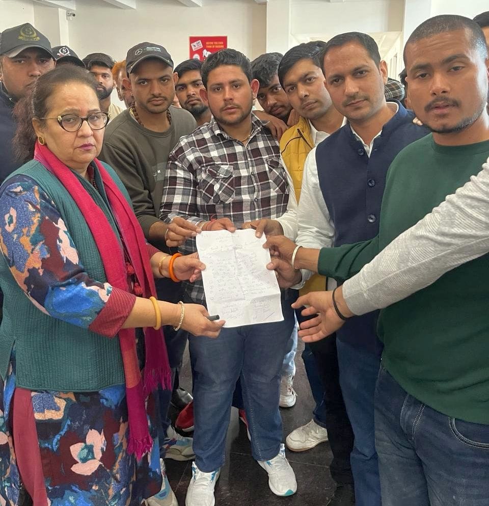 NSUI burnt the effigy of the government and submitted a memorandum to the Governor.