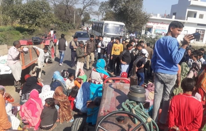 Women protest at liquor vend, block traffic jam