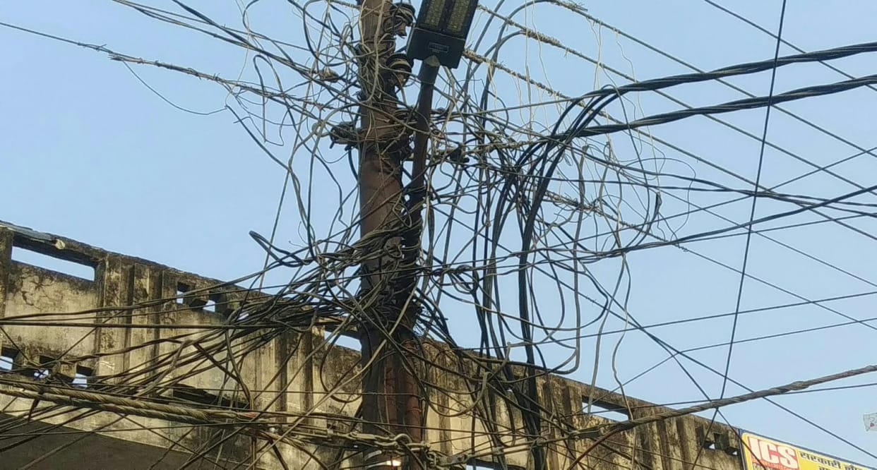 Purvanchal Discom strictness regarding hanging electrical wires due to Ghazipur bus fire