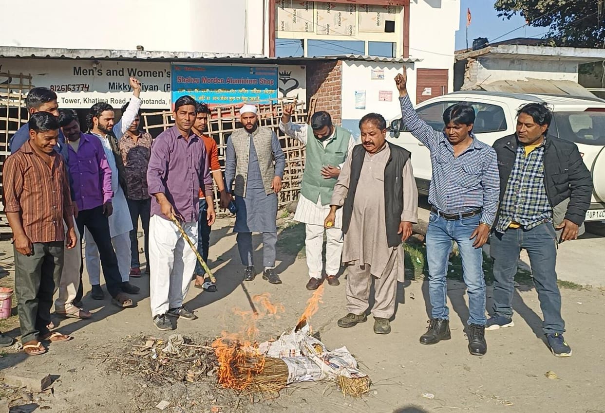 Traders burnt the effigy of CMO