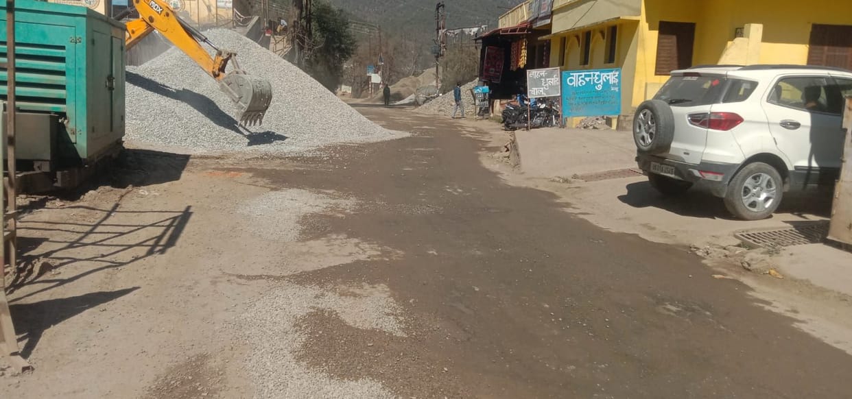 Risk of accident increases due to dumping of construction material on the highway