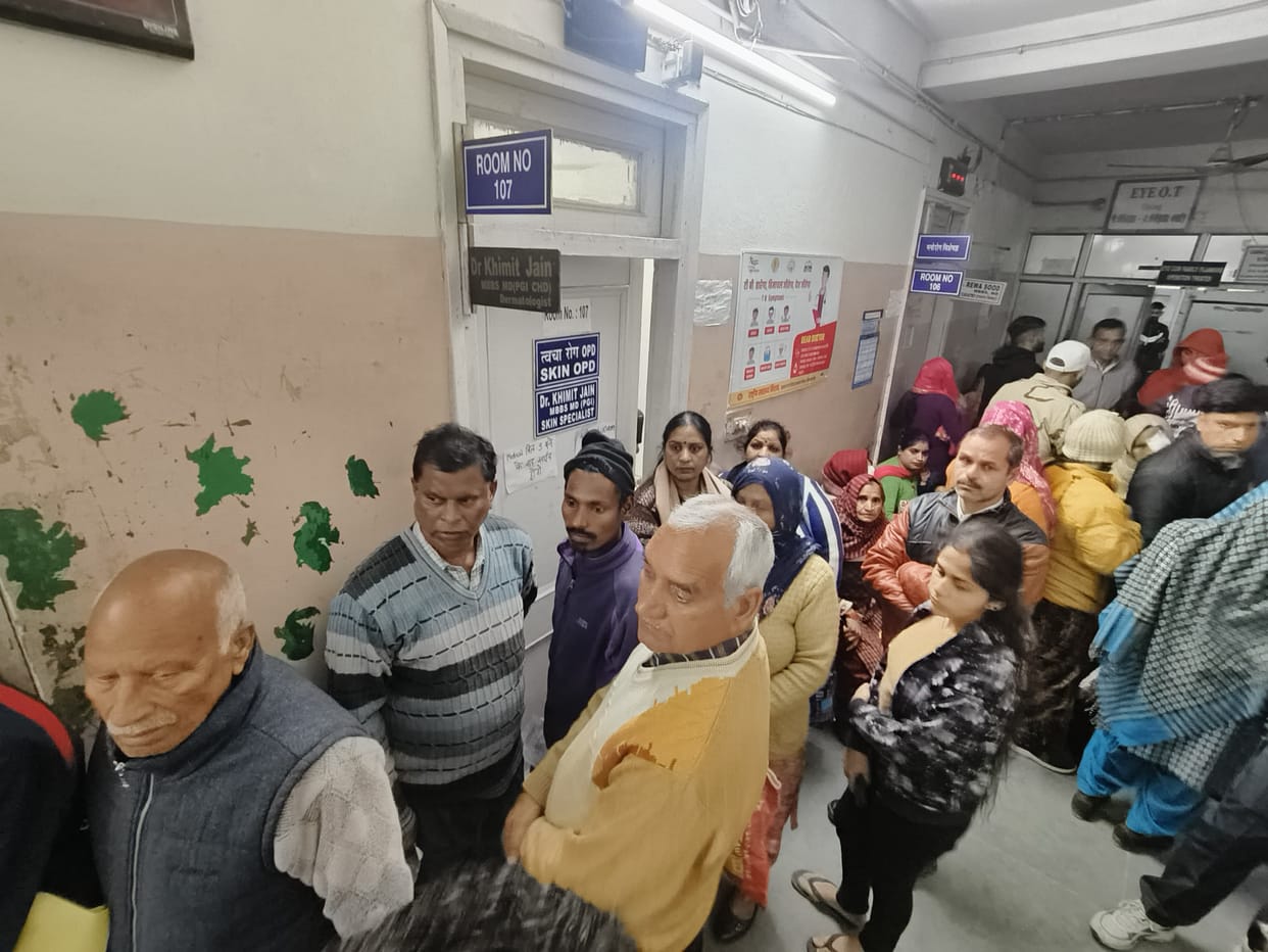 Fourth day of strike...Patients standing in lines waiting for doctors