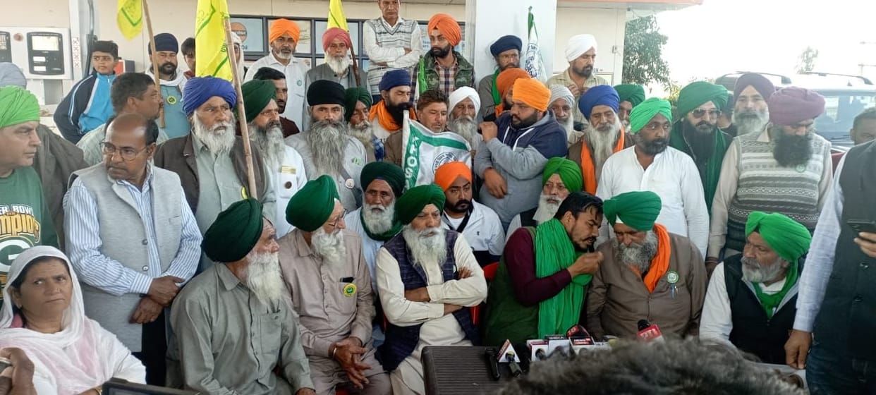 Peace remained at Datasinghwala border, farmers took out candle march