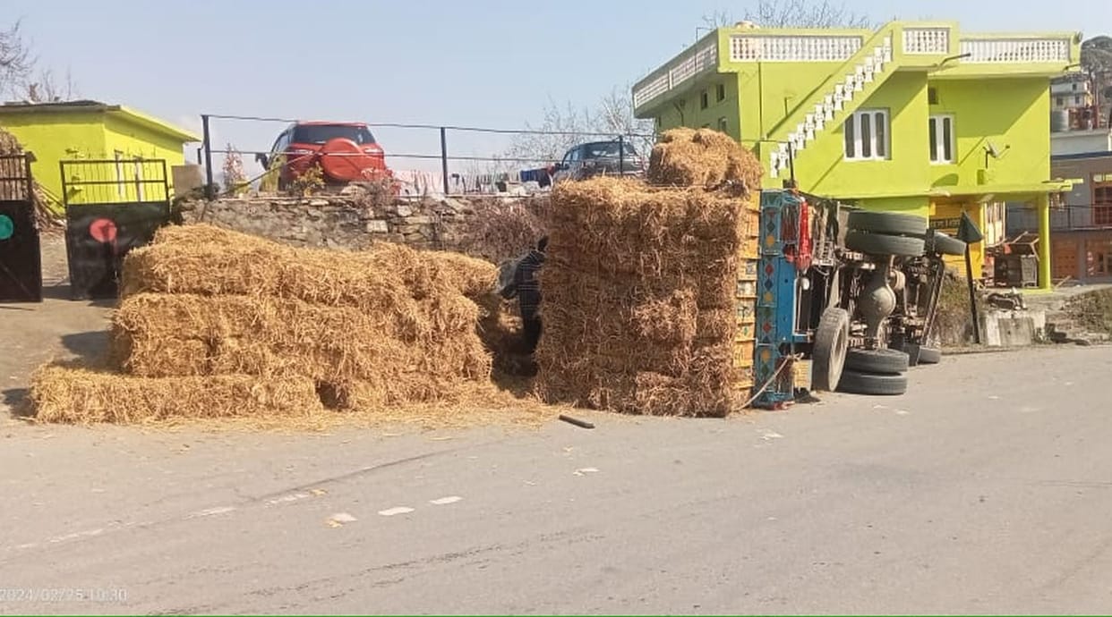 Truck overturns on Bharmour-Pathankot highway, all three passengers safe