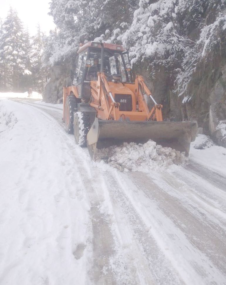 Tourists had fun amidst snow in Dalhousie's Ahala