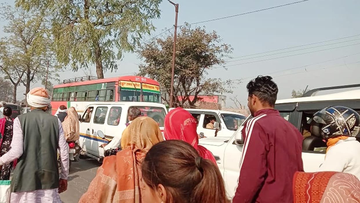 Highway blocked for five hours due to devotees' vehicles getting stuck