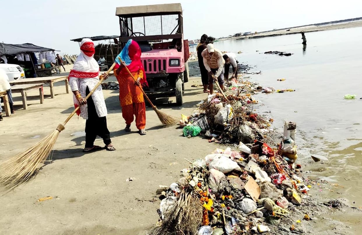 Astha left 15 trolley garbage on the banks of Ganga