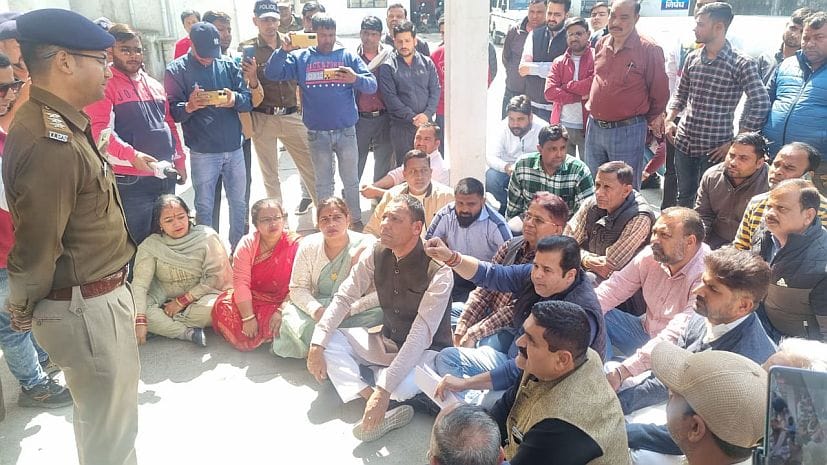 Congressmen create ruckus at police office, demand arrest