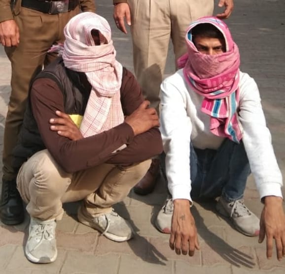 The mob handed over two robbers who were robbing a businessman to the police, there are 17 cases against the accused.