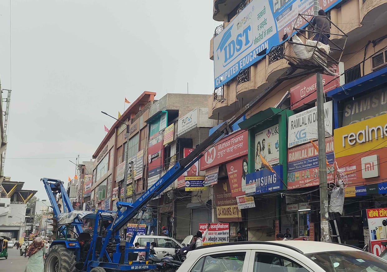 Tricolor rope lights being installed on city roads