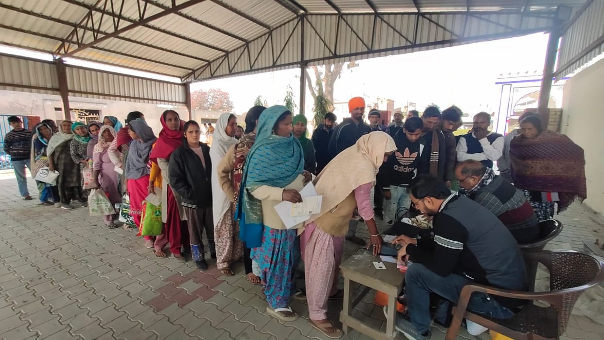 Ration distribution work started with restoration of internet service, long lines formed