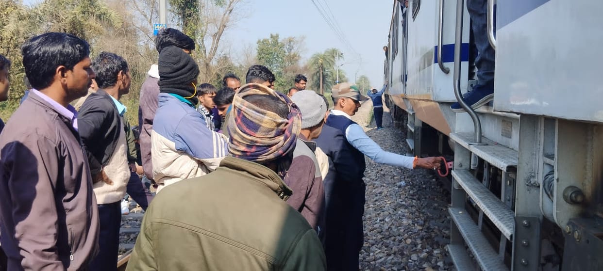 Pressure pipe of Saharanpur-Moradabad passenger burst, stood still for three hours