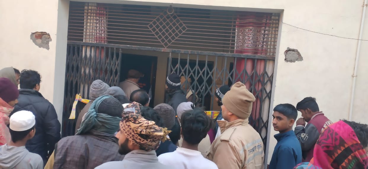 Worker commits suicide by hanging himself in room