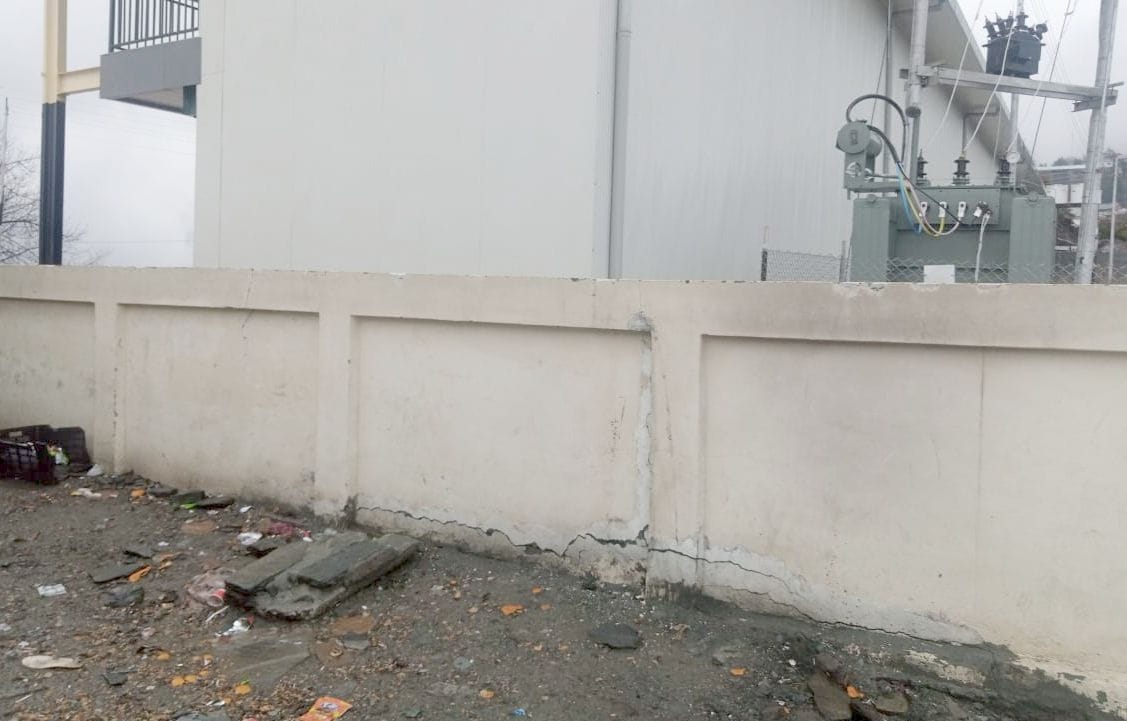 Bhanjradu bus stand... cracks in security wall even before inauguration