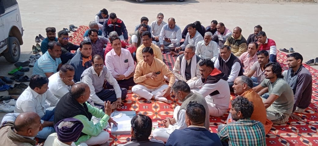 Demand raised in the meeting regarding stoppage of train at Satnali station
