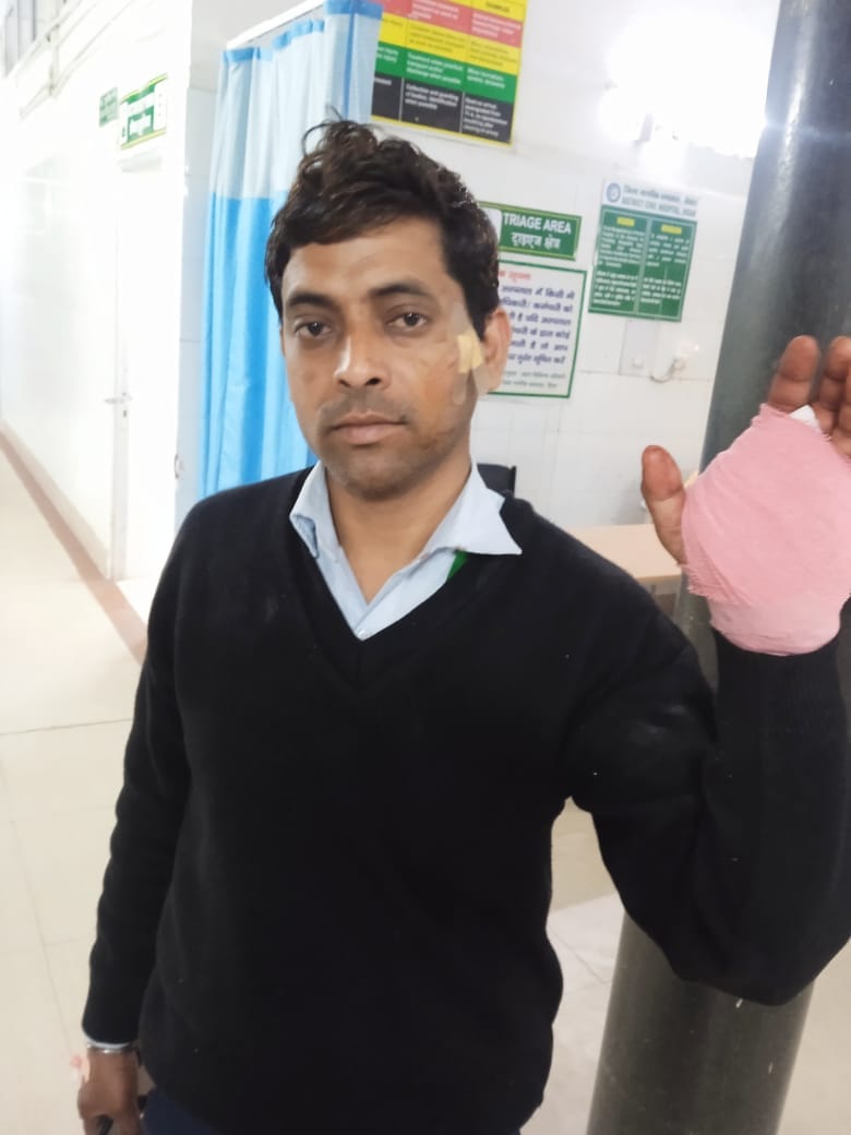 The criminal entered the ATM booth, attacked the youth with a knife and looted Rs 4,000.