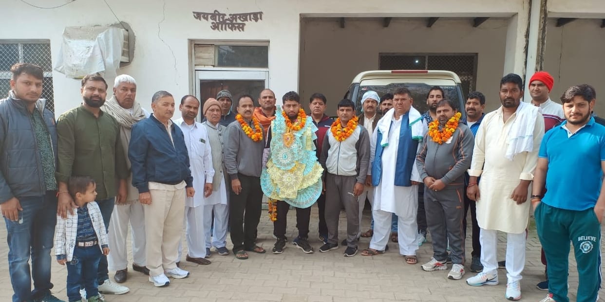 Paras of Jaiveer Akhada won the wrestling