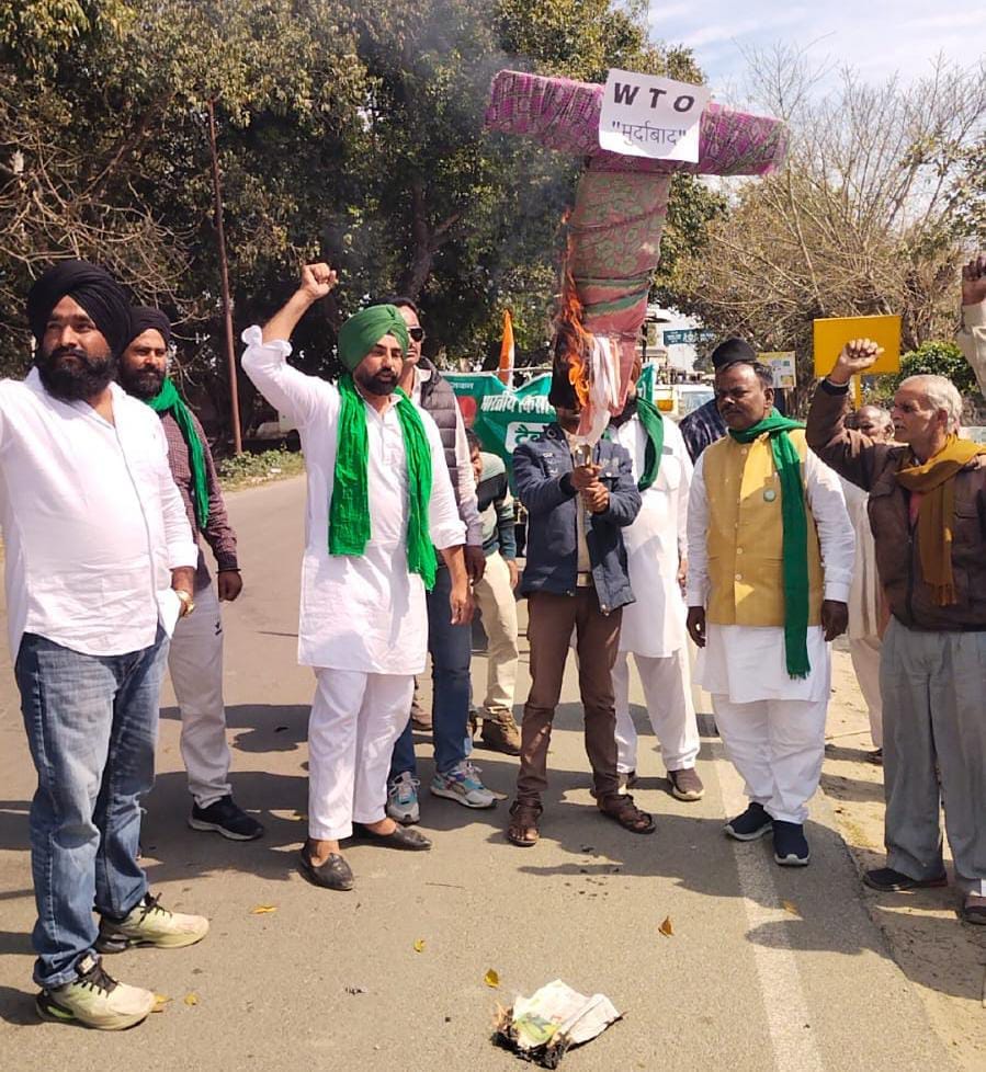 Farmers showed unity during Delhi march, burnt effigy