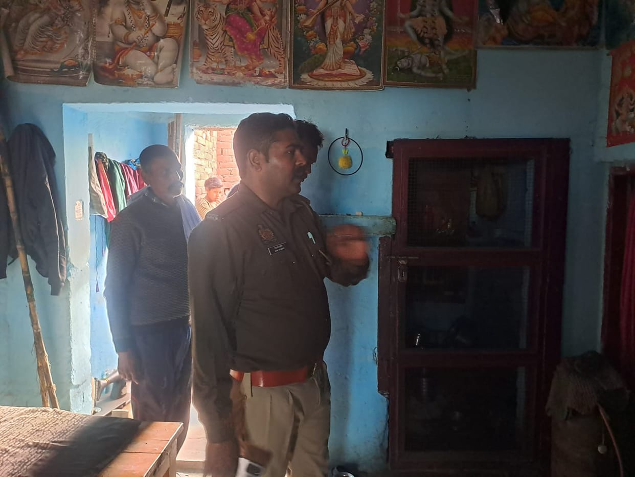 Home business business Jewelery worth four lakhs stolen