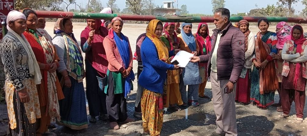 Women stopped mineral extraction at Imli Ghat gate of Shantipuri.