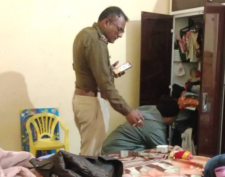 Thieves stole cash and jewelery from the house of a forest department employee in Satish Colony.