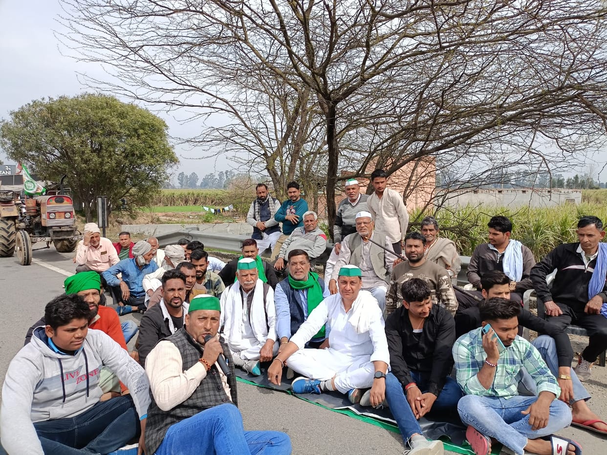 Farmers gurgle hookah by making tractor chain in Khatauli