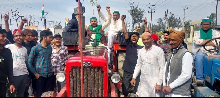 Farmers protested by blocking the highway in Purkaji