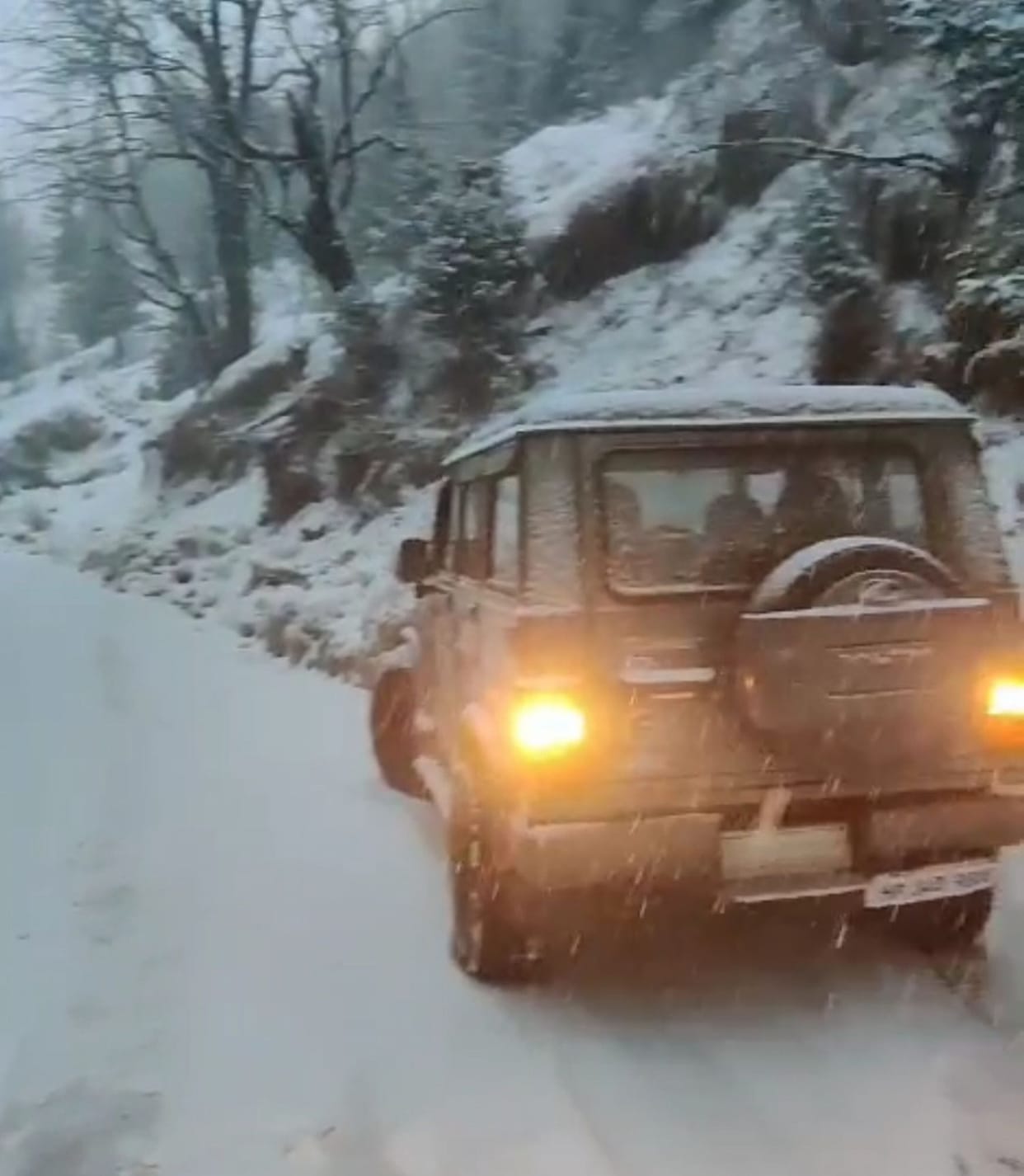 Movement of small vehicles closed through Jalori Pass due to snowfall
