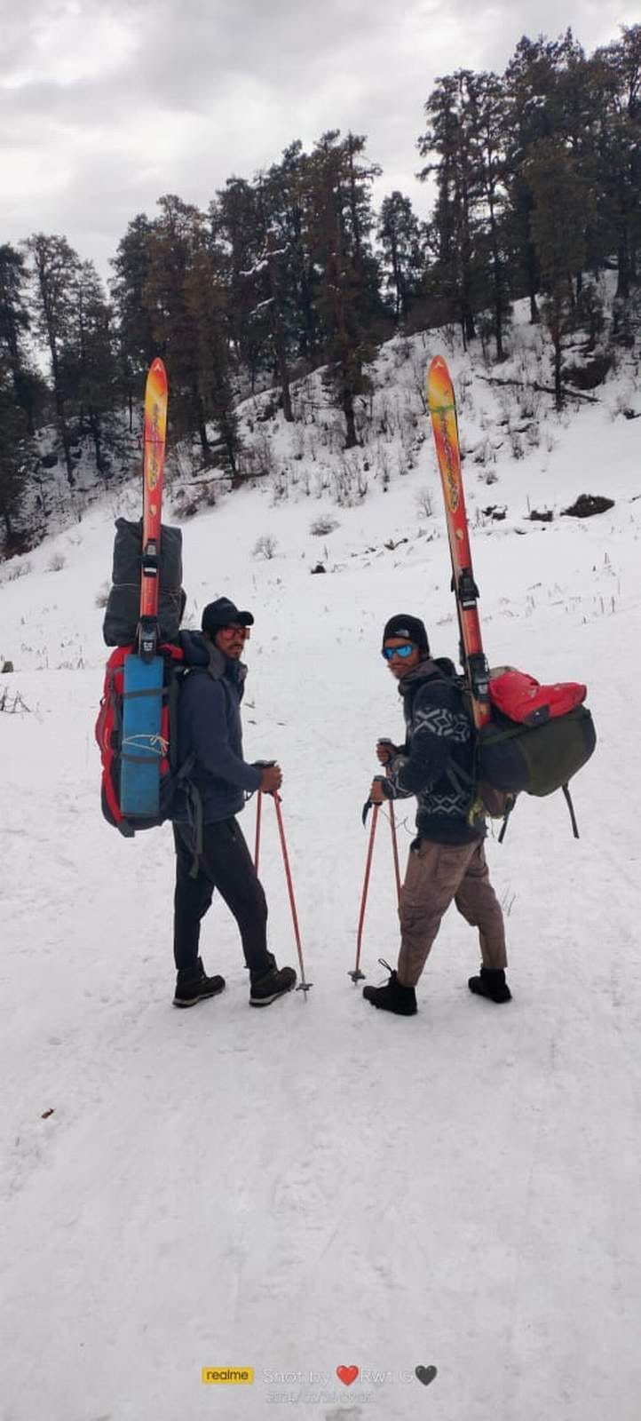 Youth went skiing in snow covered Dayara Bugyal Uttarkashi Uttarakhand news in hindi