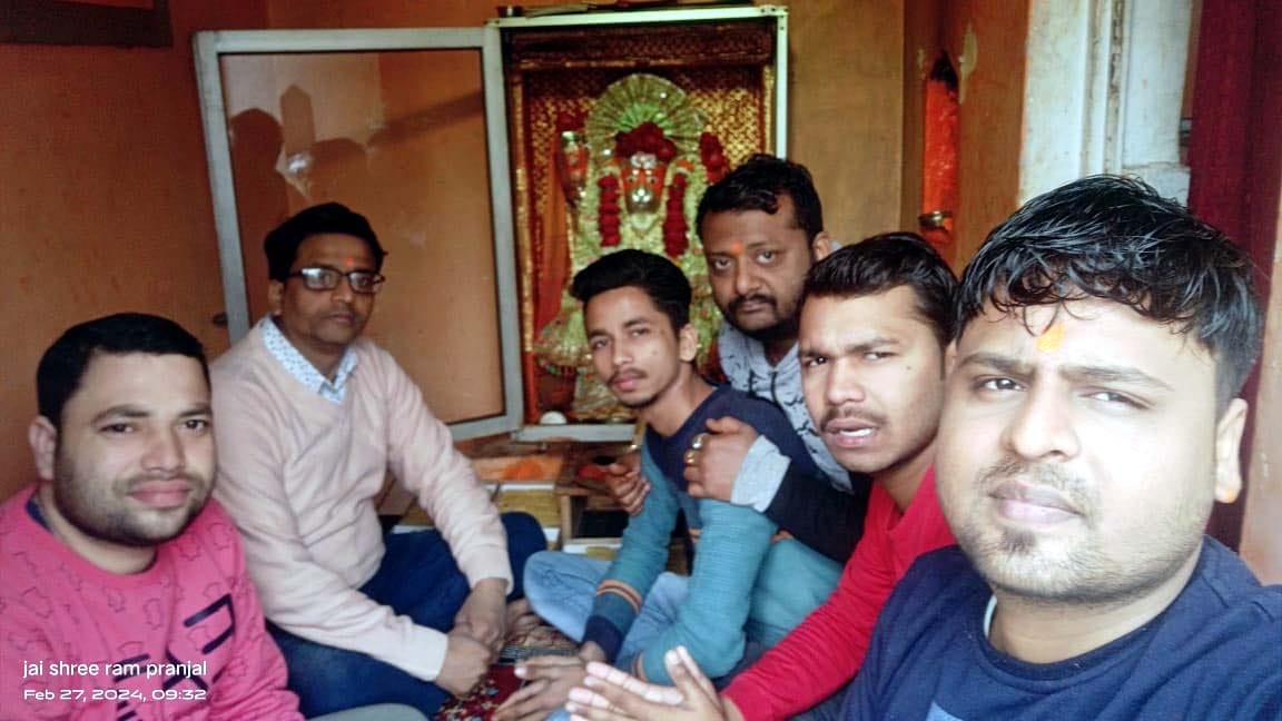 Devotees donned chola and recited Hanuman Chalisa.