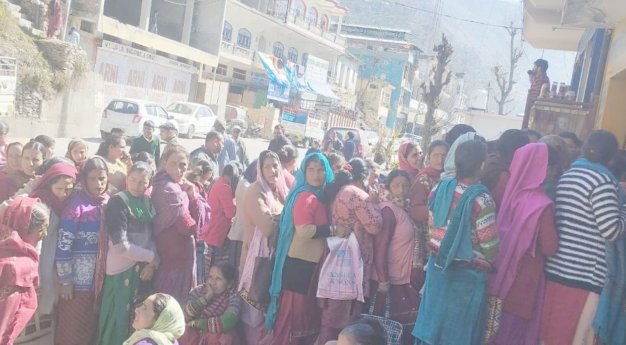 Crowd of women gathered to get e-KYC done