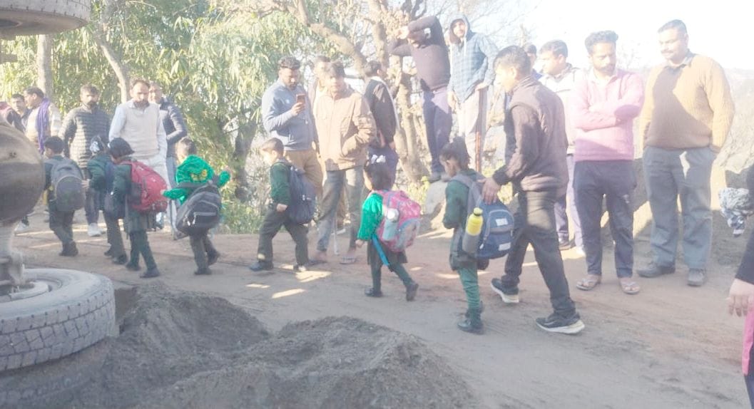 Tipper overturned on Sihunta-Chuwadi road, big vehicles ran after six and a half hours